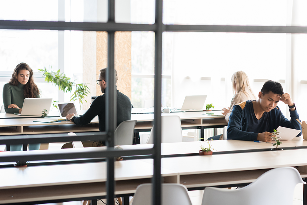 Collaborateurs qui travaillent dans un open space moderne